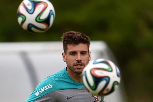 Miguel Veloso. Posición: Mediocampista. Fecha de nacimiento: 11 de mayo de 1986. Club: FC Dynamo Kylv, Ucrania.