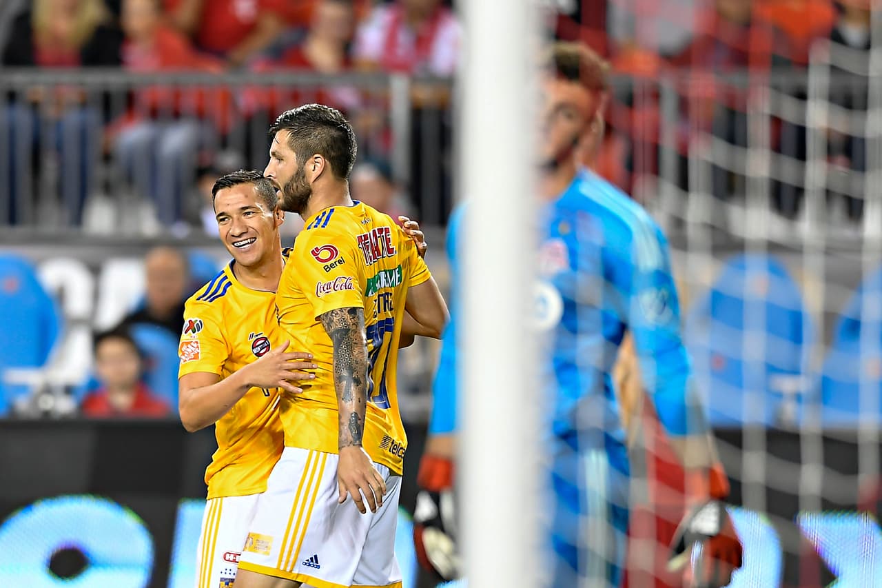 Pero a los 36 minutos Jesús Dueñas, extremo izquierdo de los Tigres, recibió un pase largo que bajó en el área y tiró potente, cruzado y raso para batir a Alex Bono, portero del Toronto para el 1-0.