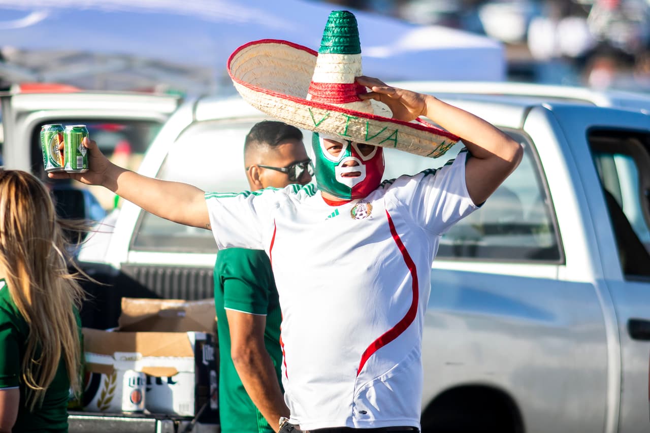 Los aficionados mexicanos viven con optimismo la antesala del juego del Tri contra Chile en San Diego, donde comenzará la era de Gerardo Martino como técnico.
