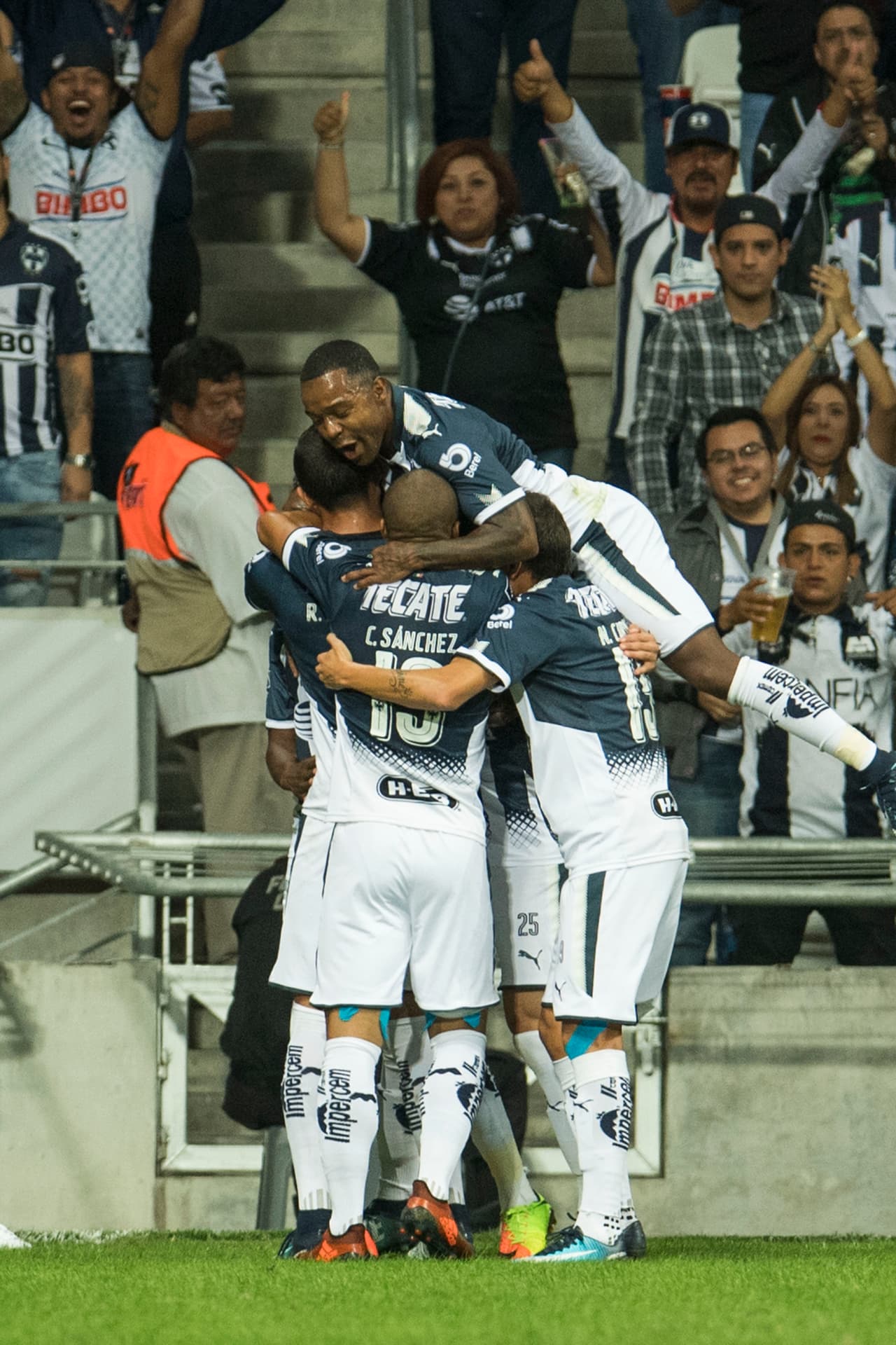 Eso fue solo el inicio de la celebración y la gente, y los propios jugadores del conjunto regio, lo sabían.