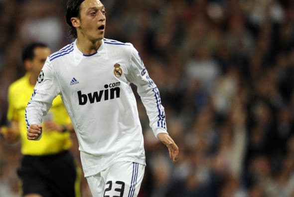 Y un minuto más tarde el alemán Mesut Özil sacó un disparo que fue desviado por la zaga milanista para el 2-0.