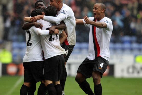 Manchester City se impuso por 2-0 y se mantiene en la lucha por el título.