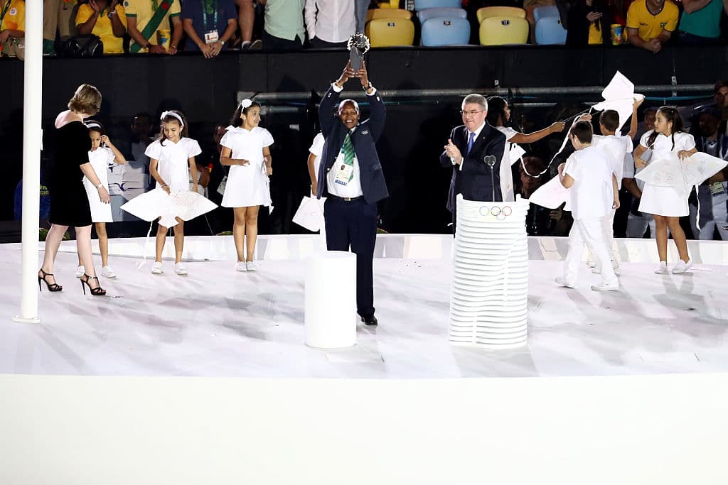 Kip Keino recibió el premio de manos del presidente del COI, Thomas Bach.