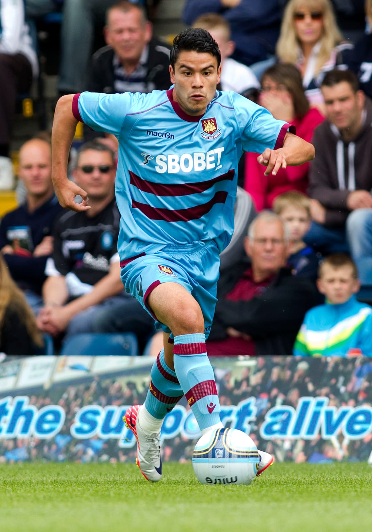 En la segunda temporada de su contrato el West Ham lo cedió al Zaragoza de España donde tampoco pudo afianzarse.