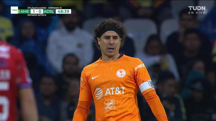 Memo Ochoa, con un ojo puesto en Europa, negocia renovación con América