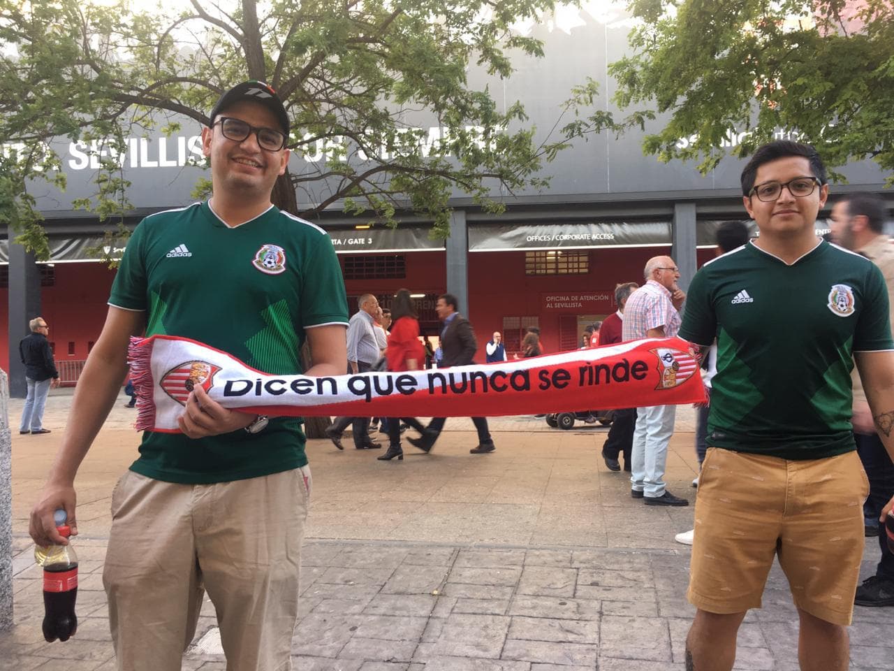 Fanáticos mexicanos presentes en las afueras del Estadio Ramón Sánchez Pizjuán para el juego entre Sevilla y Leganés por la jornada 36 de LaLiga.