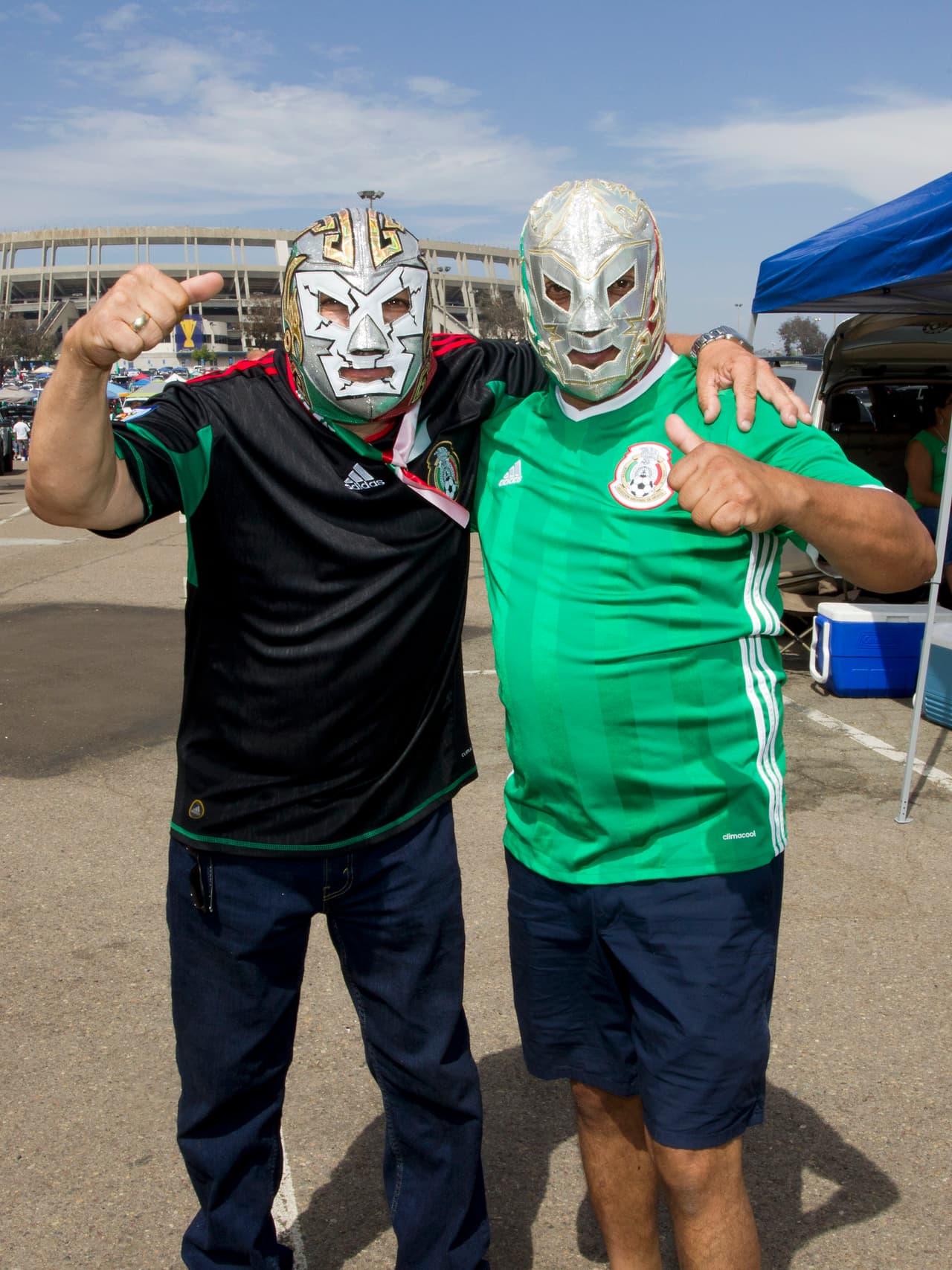 Horas antes del duelo entre México y El Salvador, los aficionados empezaron a hacer su partido en el estacionamiento del Qualcomm Stadium de San Diego, una fiesta llena de música y camaradería entre las dos naciones.