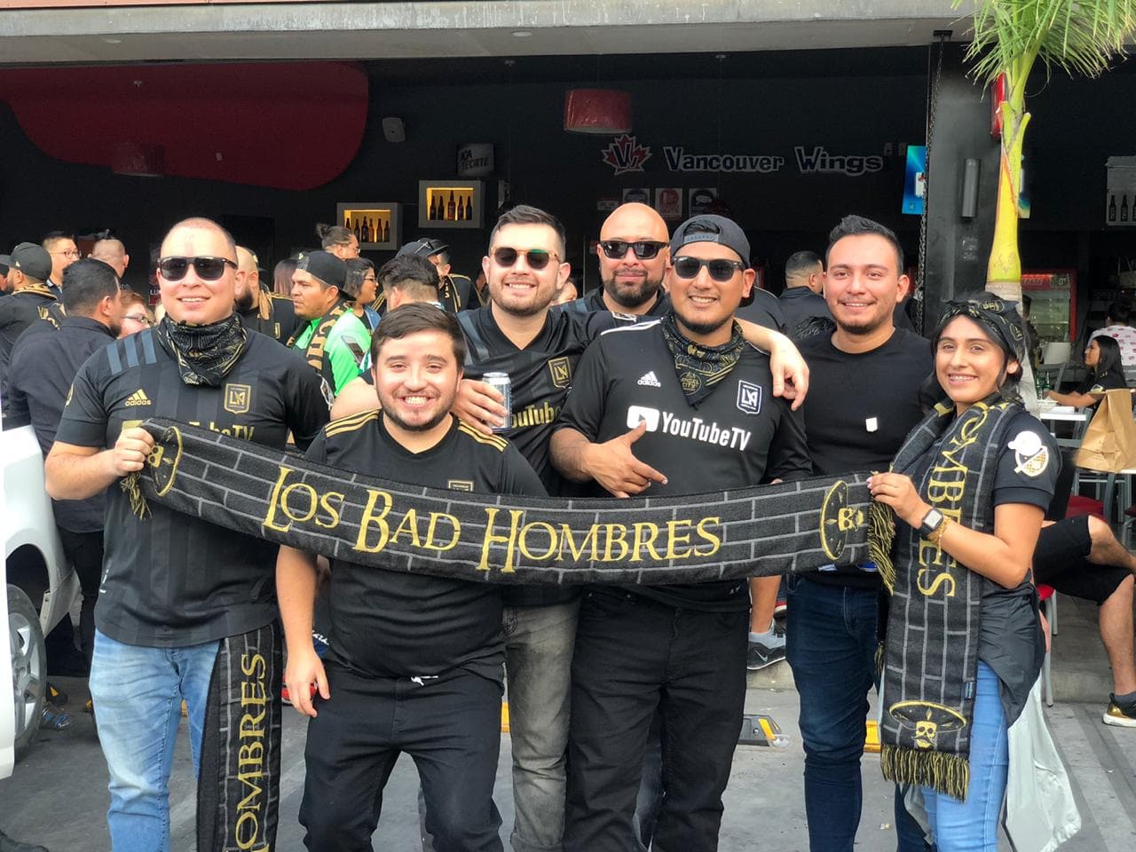 Muy prendida y animada la afición angelina, poniendo el color en León para alentar al LAFC.