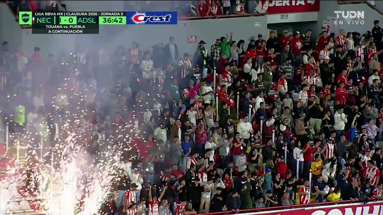 ¡GOL!  anota para Necaxa. Julián Carranza