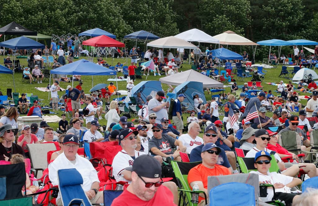 Fanáticos esperan por la inducción de Trevor Hoffman, Jom Thome, Chipper Jones y Vladimir Guerrero al Salón de la Fama del béisbol en Cooperstown, Nueva York.