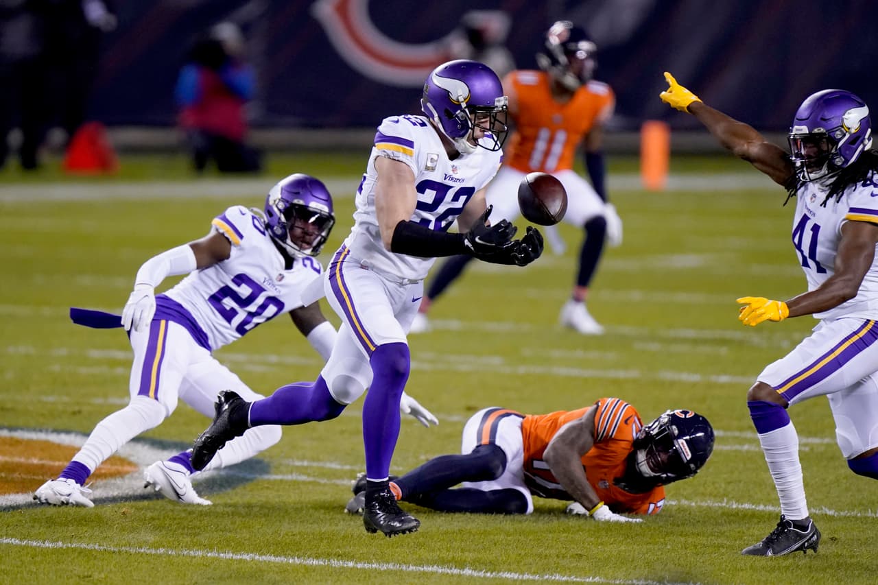 Adam Thielen se encraga de anotar dos touchdowns en la victoria 19-13 sobre los Bears en su propia casa.