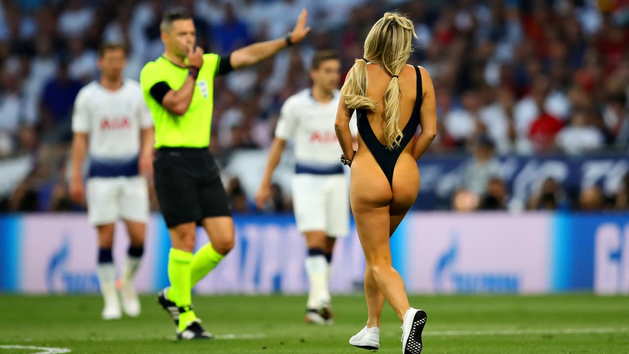 Invasora ligera de ropa irrumpió la final de Champions League entre Liverpool y Tottenham
