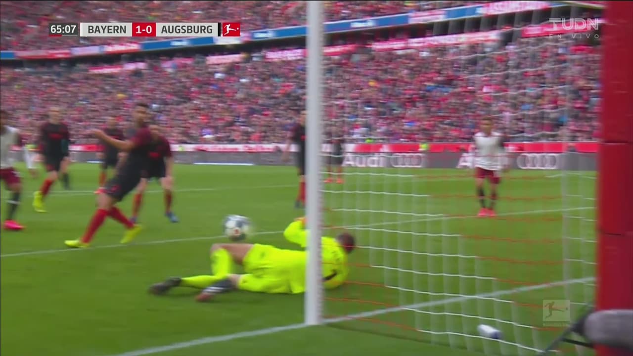 ¡Atajadón del arquero del Ausburg! Andreas Luthe le roba el gol a Joshua Zirkzee