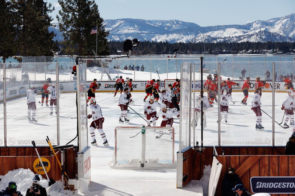 El duelo se llevó a cabo en el lago Tahoe, al aire libre y sin público. Ambos conjuntos son serios candidatos para levantar la Stanley Cup. “Es algo que tienes que ver para creer. Las fotos, por muy bonitas que sean, no representan lo que es de verdad. Es inspirador cuando sales y ves la montaña y el lago. Lo único que nos hace falta son los aficionados”, declaró DeBoer, entrenador de Vegas Golden Knights.