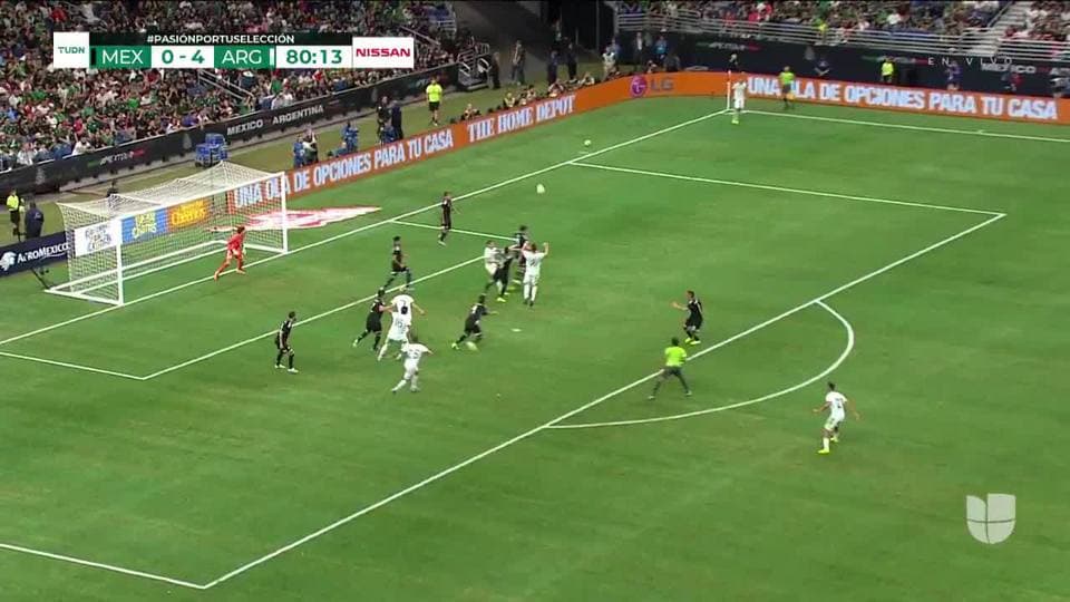 Tiro desviado de Lucas Martínez Quarta