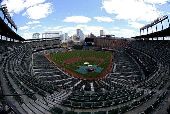 El partido se adelantó cinco horas, para arrancar a las 1905 GMT, y se disputó a puerta cerrada como medida de seguridad por los saqueos y disturbios que han ocurrido cerca del estadio y en otros sectores de Baltimore desde el lunes, cuando fue el funeral de Freddie Gray, un hombre negro de 25 años que sufrió una lesión fatal de la espina dorsal mientras estaba detenido por la policía.