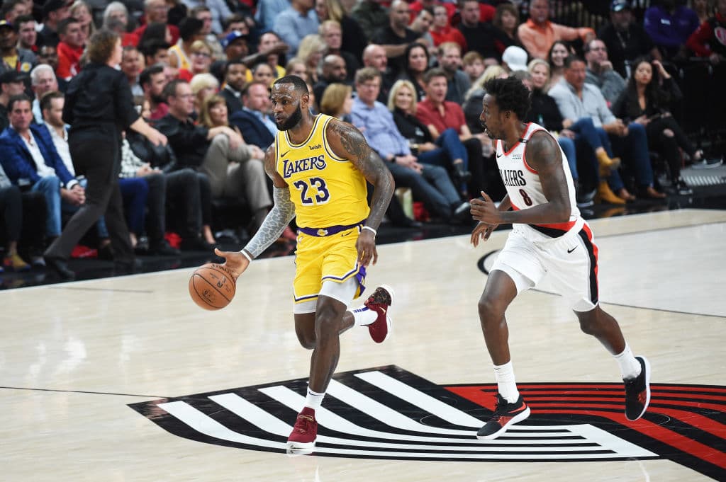 En una escapada en el segundo cuarto, LeBron se estrenó con su primera clavada como miembro de los Lakers.
