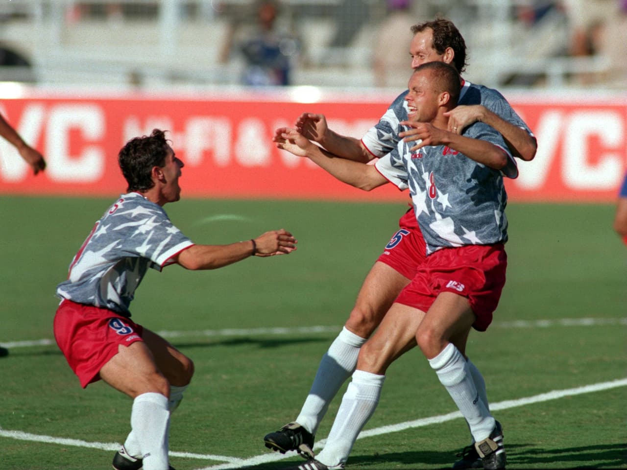 Estados Unidos ganó un partido, empató 1-1 contra Suiza y cayó 1-0 contra Rumania. En octavos de final perdió 1-0 contra Brasil en un partido en el que el defensa Leonardo lesionó de un brutal codazo a Tab Ramos. Al final, los brasileños fueron campeones y los locales mostraron un mayor avance.