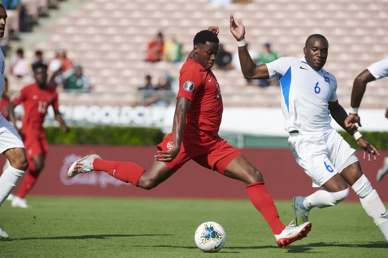 Tras un error preocedido de la defensa de Martinica, apareció Jonathan David para poner el 1-0 al minuto 33.