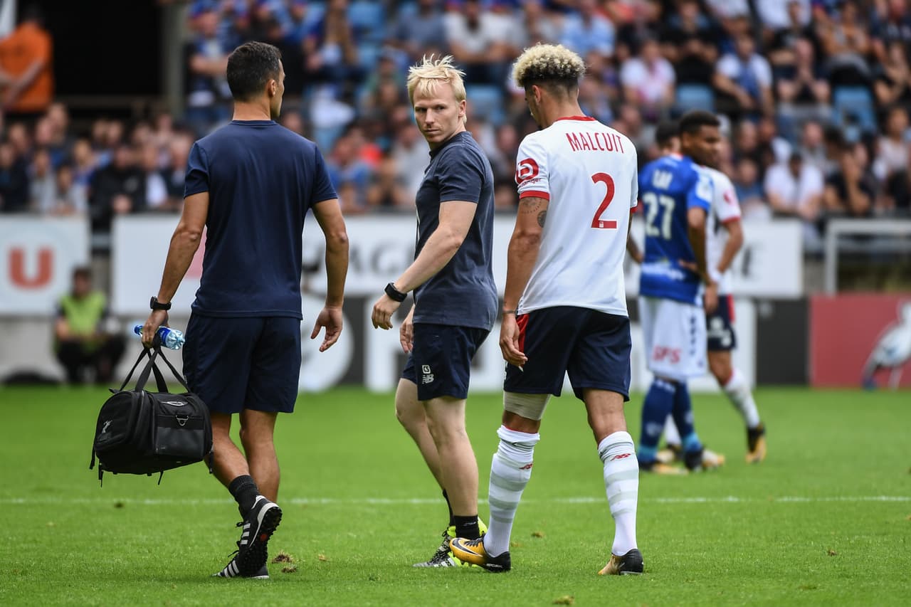 Siete minutos después, otro jugador del Lille, Kevin Malcuit, también salió lesionado. Segundo cambio quemado.