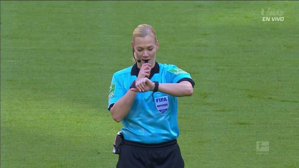 Arranca el partido y la pelota está en juego.