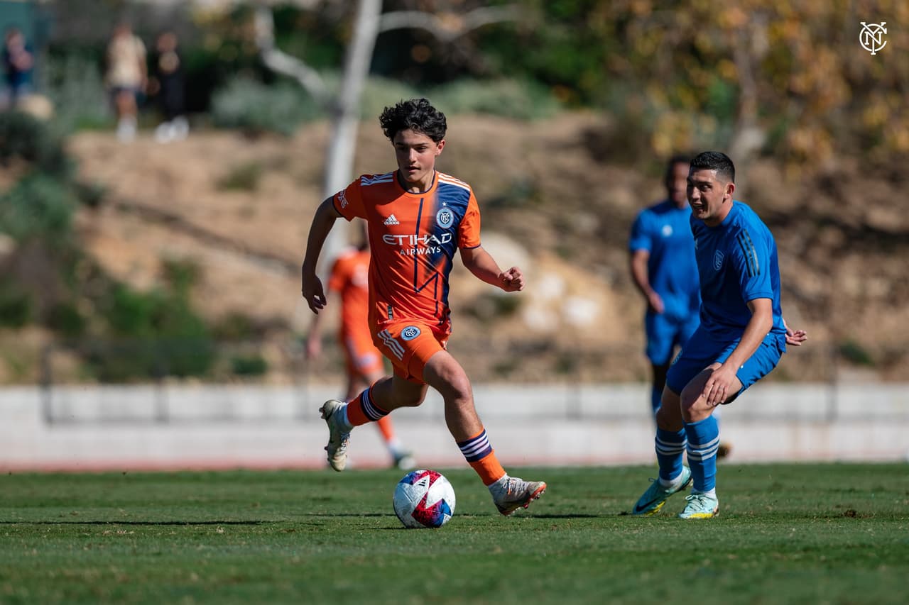 Cumple 15 años por estos días, pero Máximo Carrizo ha completado toda la pretemporada con New York City FC, equipo con el que fue titular en varios ensayos.