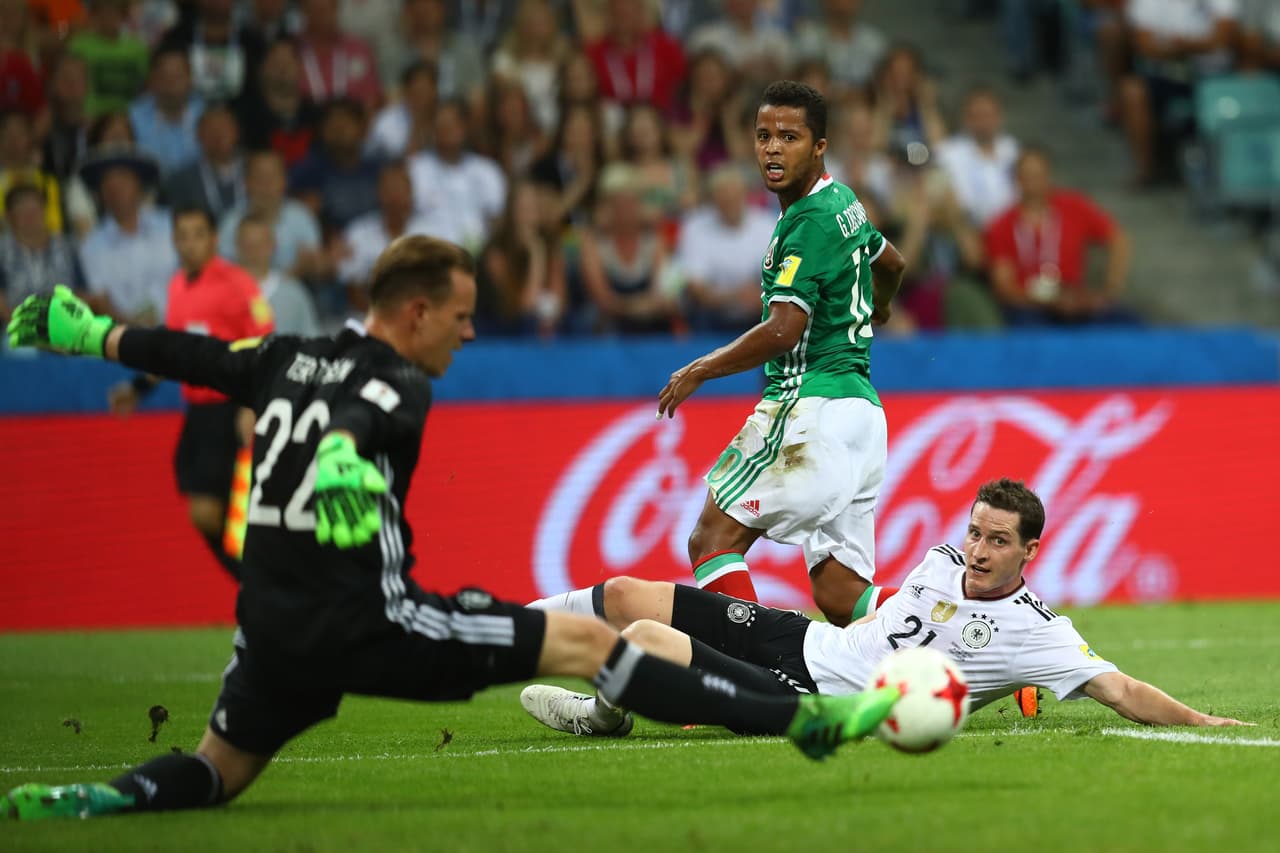 Giovanni dos Santos, tras un pase de 'Chicharito', tuvo una oportunidad que Marc Andre Ter Stegen detuvo.