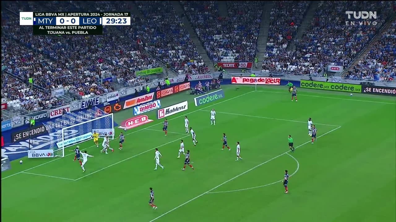 ¡CERCA! Fidel Ambríz disparó que se estrella en el poste.