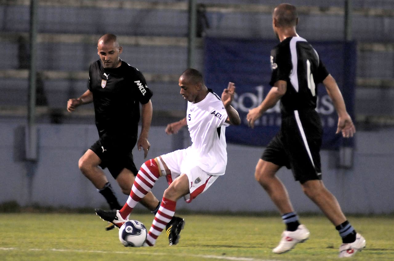 Silva (centro) se retiró del fútbol pero ahora tiene una protesis en la pierna derecha que le permite caminar con normalidad e incluso de participar de algunos eventos futbolísticos.