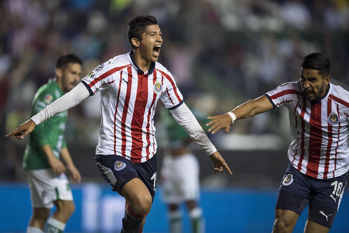 Chivas llegó a 20 puntos con su victoria por 1-0 sobre León y conservaba una leve esperanza de clasificar a la Liguilla, pero el triunfo de Monarcas sobre Xolos dejó eliminado al Rebaño.