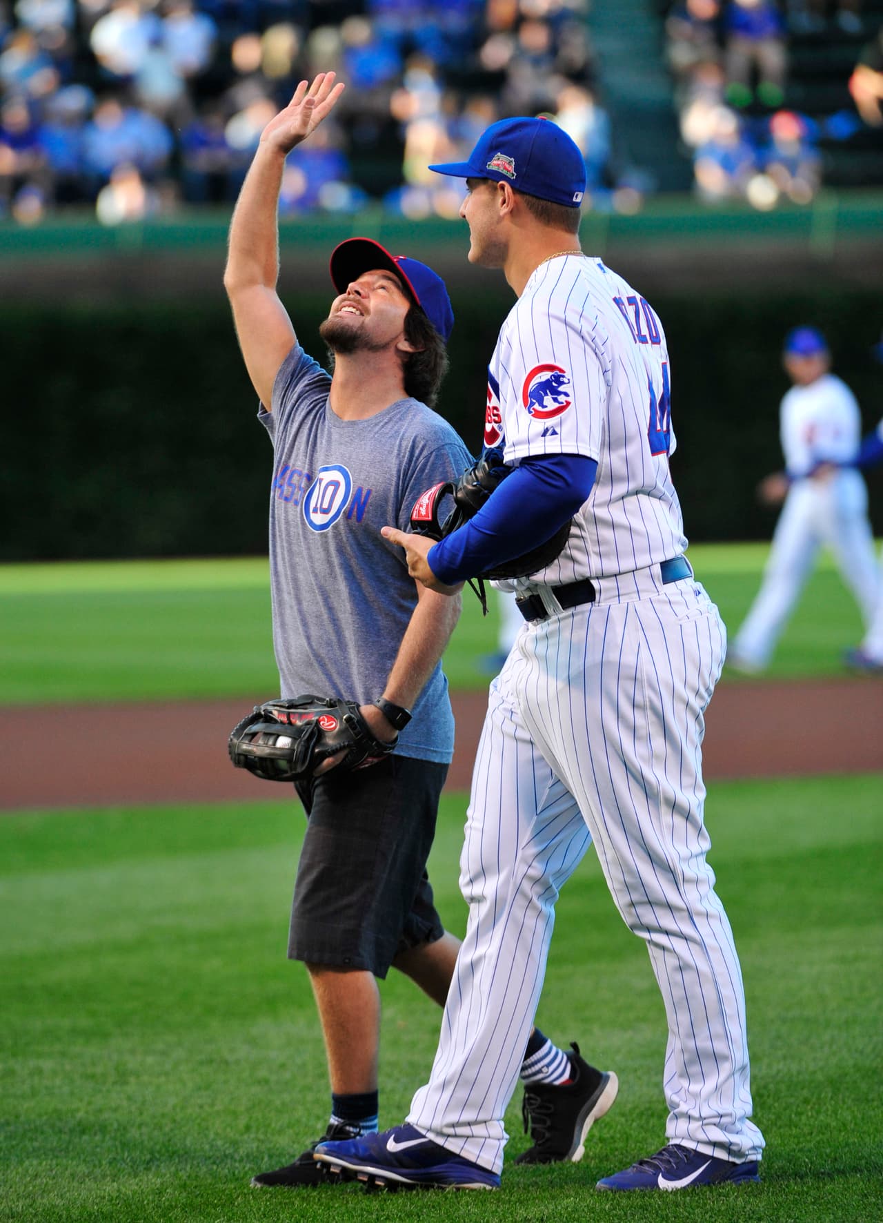 Vedder ha tenido la oportunidad de estar en el diamante como uno de los invitados especiales del equipo durante algunos partidos de los Cubs.