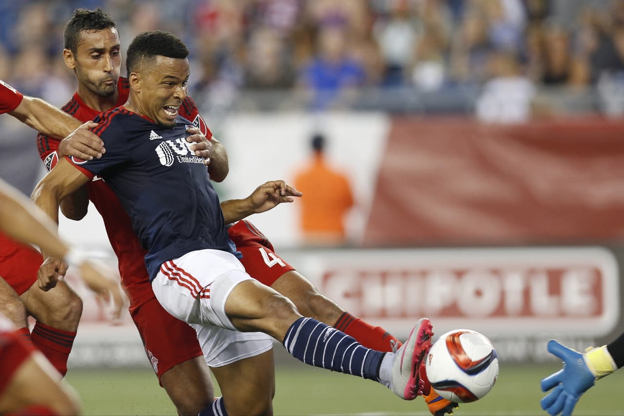 Charlie Davies - NE Revolution. Es ágil, astuto y tiene las mañas de un goleador. En el área se ubica muy bien y es un gran cerrador de jugadas.