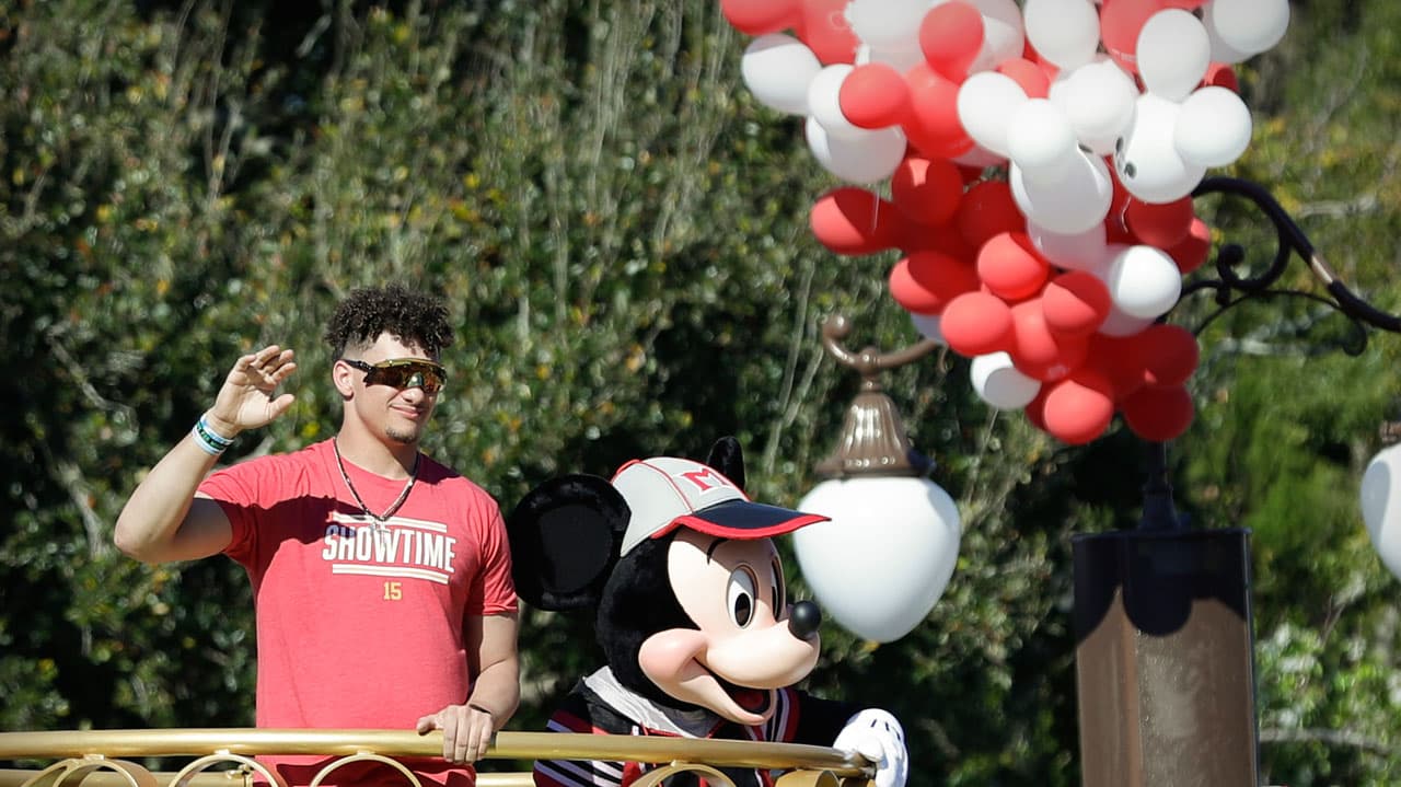 Patrick Mahomes encabezó el desfile de festejo en Disney