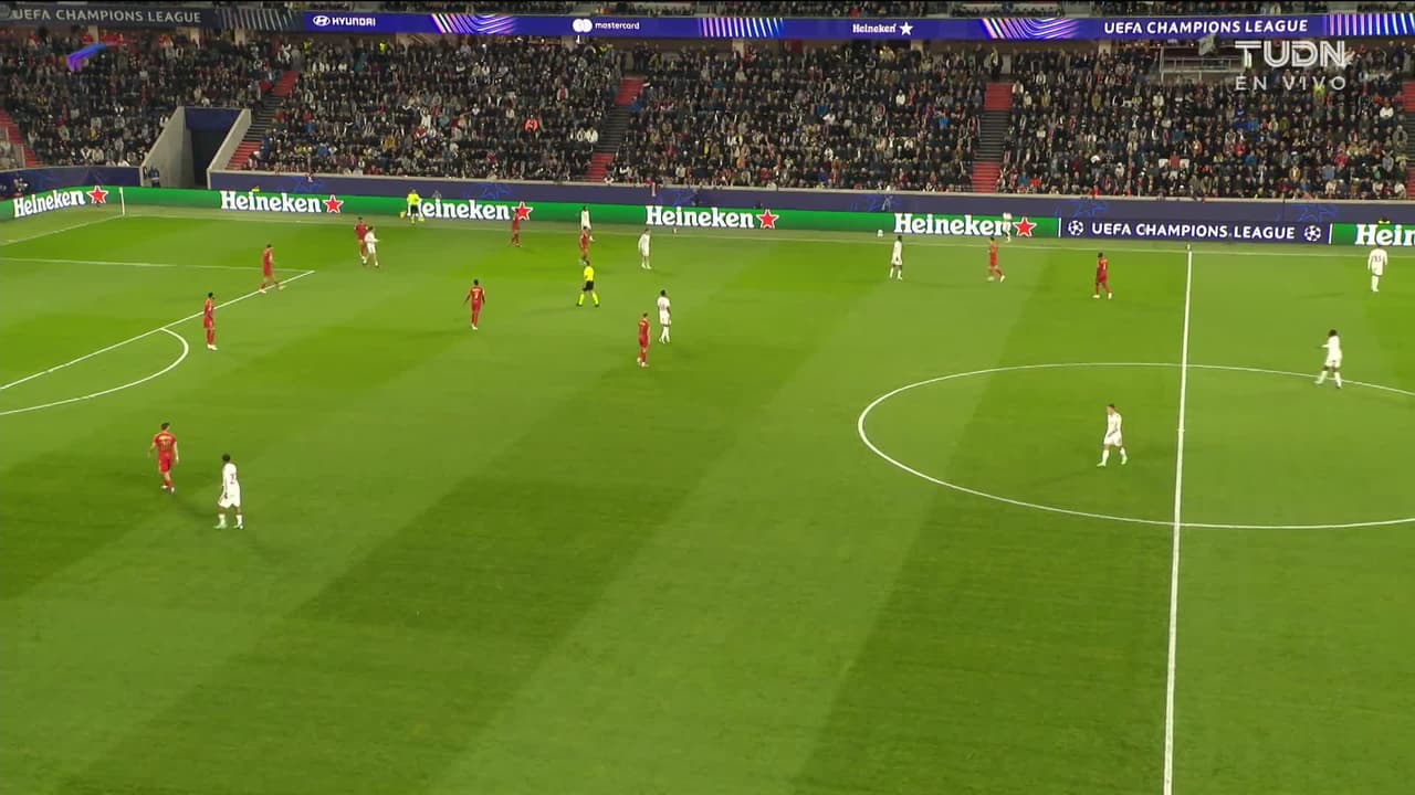Arranca el partido y la pelota está en juego.