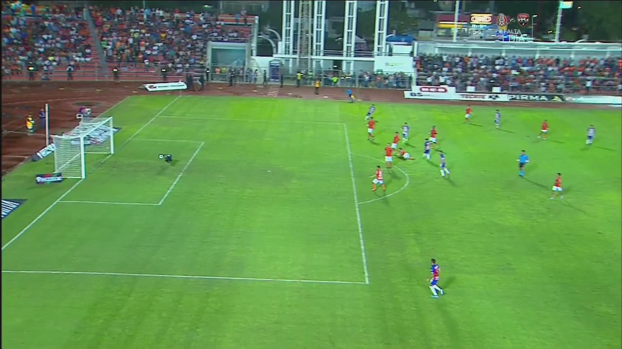 ¡Voló el 'Gansito'! Zurdazo peligroso de Eduardo López