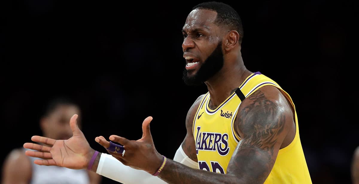 LeBron James una de las estrellas de la NBA reacciona a una jugada en Staples Center en un partido de Lo Angeles Lakers.