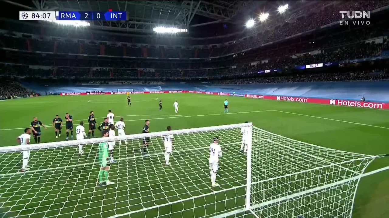 ¡TIRO ATAJADO! disparo por Milan Skriniar.