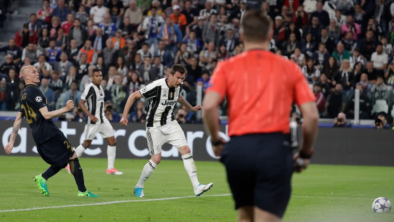 Sin embargo, en una conexión Alves-Mandzukic llegó el anhelado primer gol del encuentro que le daba la tranquilidad a la Juventus.