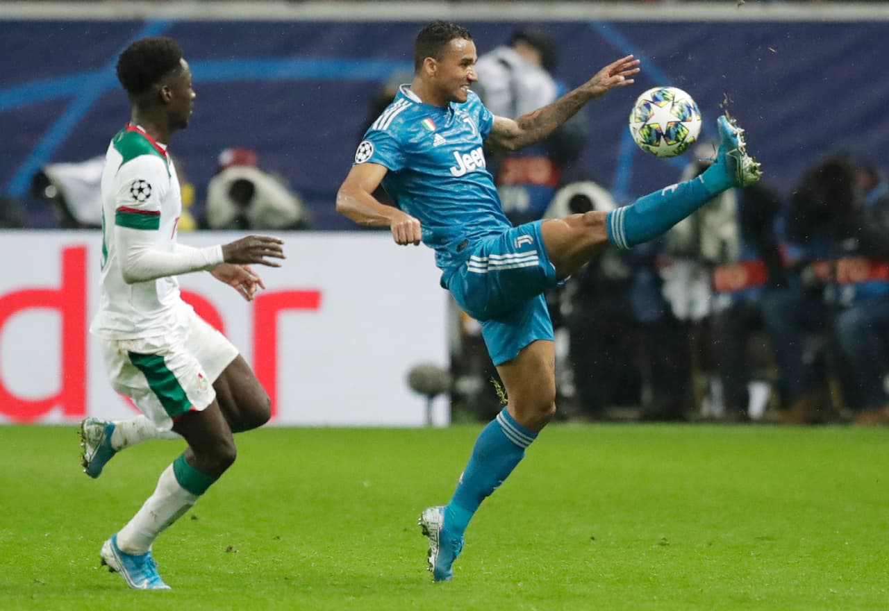 Danilo despeja la pelota ante la presión de Eder.