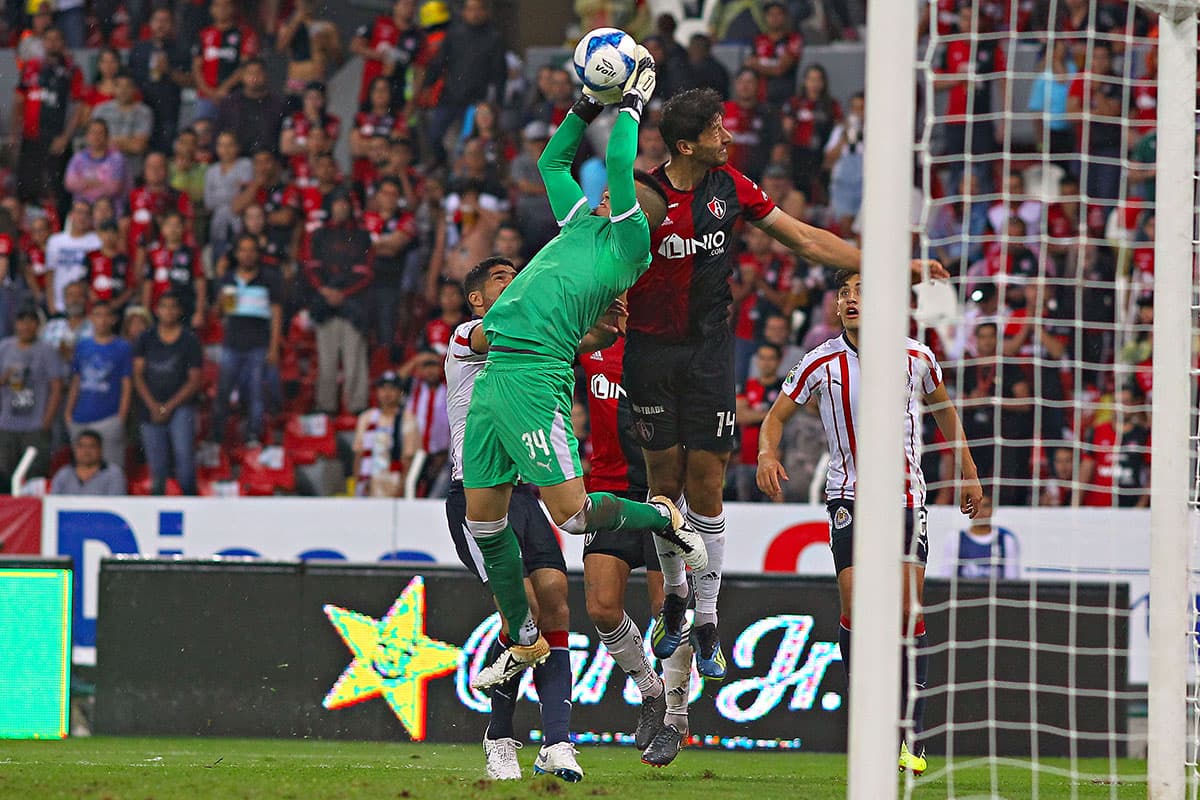 Atlas intentó por todos los medios marcar el gol del empate para romper su racha de ocho juegos sin marcar, pero el arquero Miguel Jiménez se encargó de impedirlo.