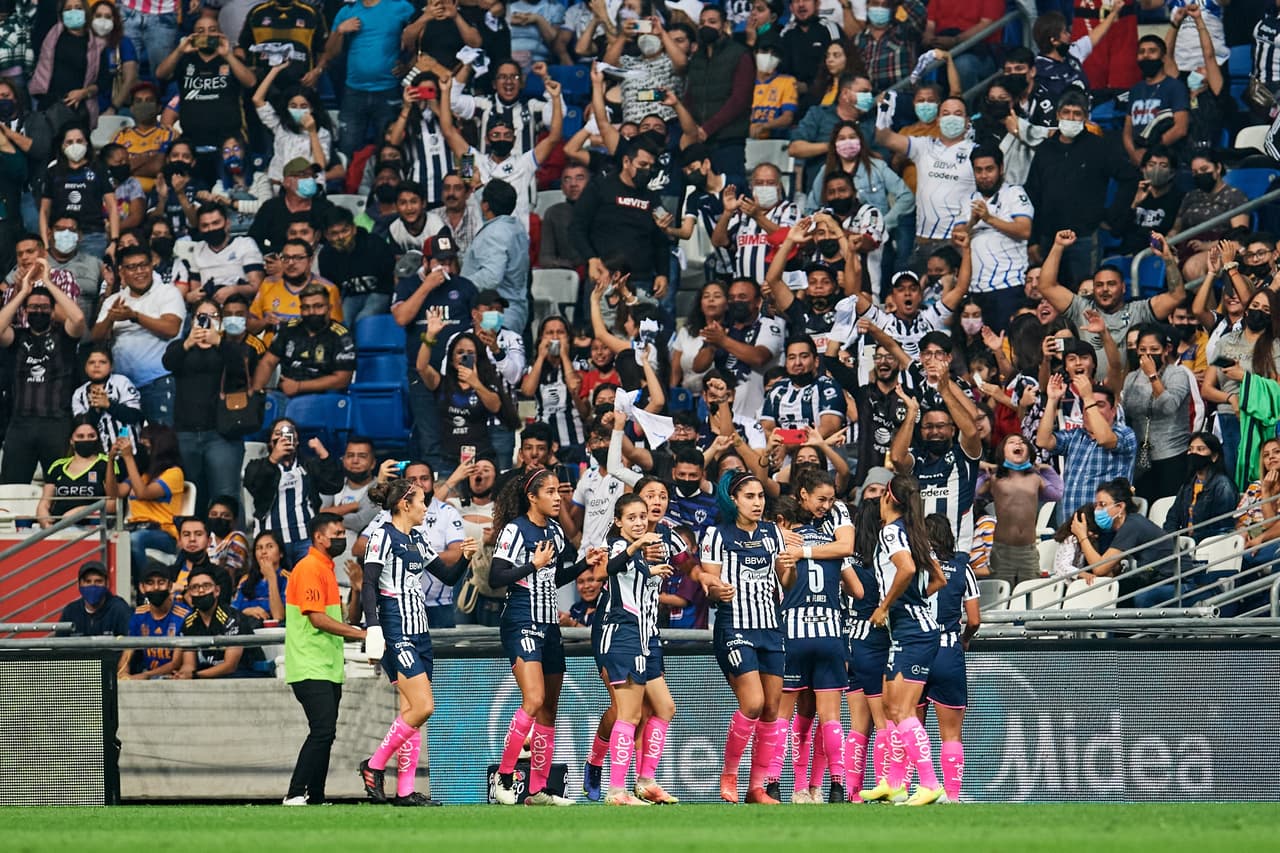 En apenas 11 minutos, Rayadas metió presión y provocó el error de la central de Tigres tras una escapada por la banda; el autogol abría el marcador y hacía explotar al 'Gigante de Acero'.