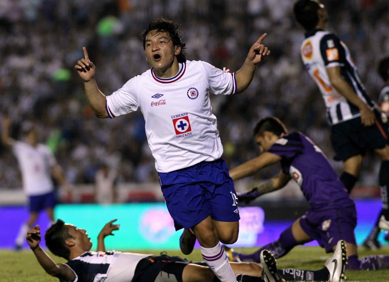 Para la vuelta, Cruz Azul salió con todo al terreno de juego y no tardó mucho para que Alejandro Vela acortara distancias al poner el 1-0 en el estadio Nemesio Diez.