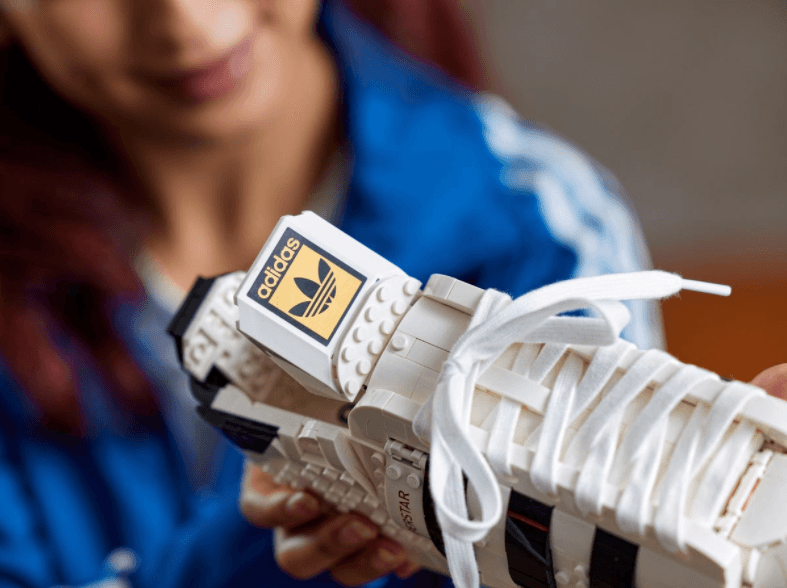 Sin duda es el tenis con mejor forma de LEGO en toda su historia.