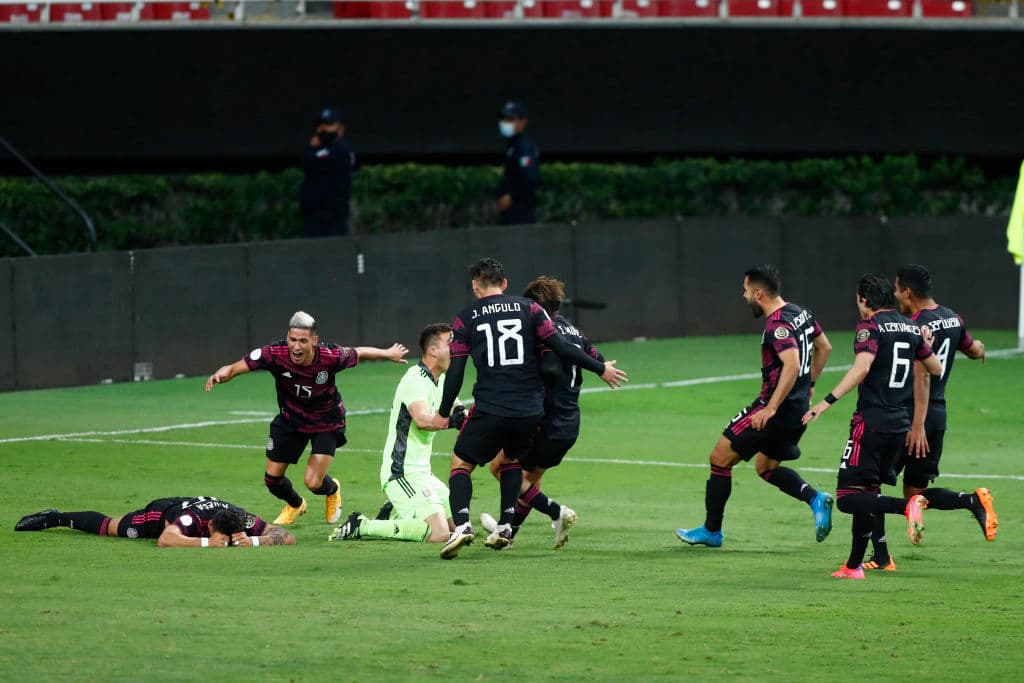 México celebra en el EStadio su Jalisco su tercer título al hilo del Preolímpico masculino, Alexis Vega recibió el Balón de Oro al mejor jugador del troneo y Sebastián Córdova se quedó con la bota de oro luego de quedar como campeón de goleo del certamen.