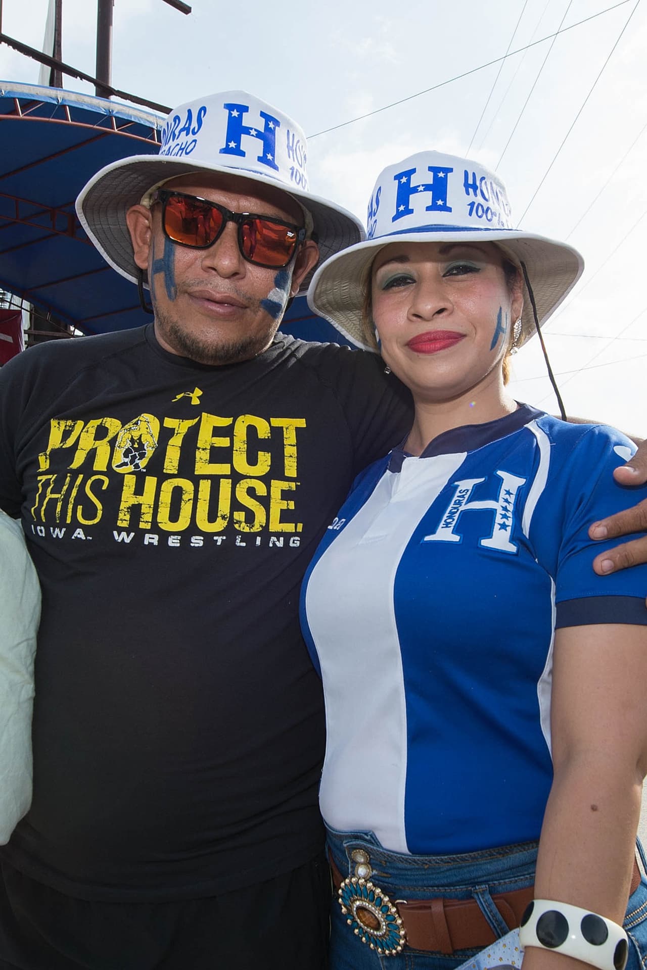 La afición hondureña hizo su parte llenando el Olímpico Metropolitano con banderas, disfraces, trajes típicos y mucha pasión para apoyar a su selección en contra de México.