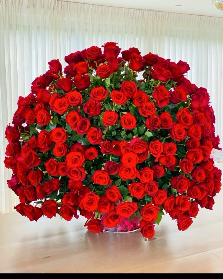 Jennifer López compartió un arreglo de rosas impresionante que su esposo Alex Rodríguez le regaló en su aniversario.