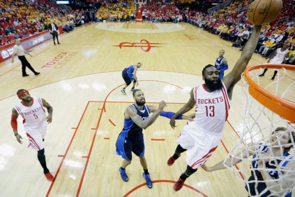 Luego de ganar tres juegos seguidos y perder uno en Dallas, y en medio de controversias por tensiones entre los dos equipos que llegaron hasta Twitter, el equipo de Houston avanza a la siguiente fase de playoffs en la Conferencia del Oeste.