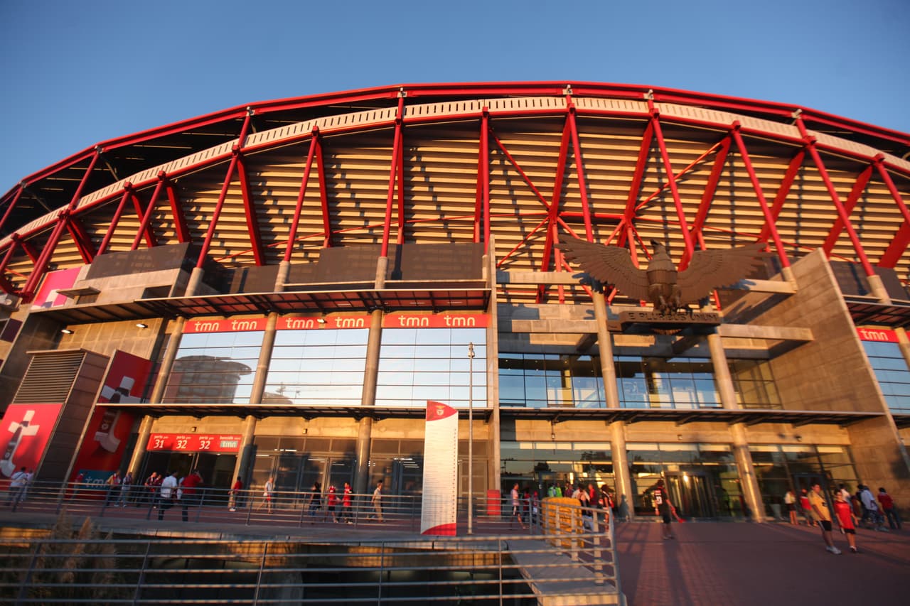 Los encargados del diseño del Kazan Arena fueron los arquitectos de la firma estadounidense Populous, la cual ha estado detrás de la construcción de estadios como el Emirates, Wembley, Da Luz y el BBVA Bancomer de los 'Rayados'. Este es el Estadio da Luz (Portugal).