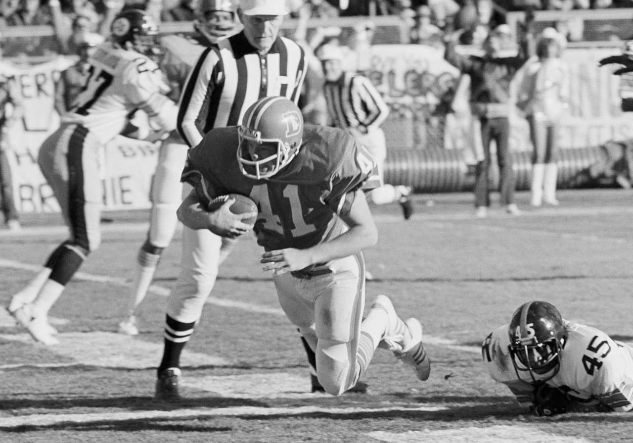 1977 Playoffs Divisionales AFC. Esa temporada en Denver se vivía la “Broncomanía” gracias al empuje que el equipo logró bajo el mando del coach Red Miller. La defensiva Orange Crush fue la clave. En esa campaña Denver venció 2 veces a los Raiders y 2 veces a los Steelers, equipos que eran potencia. A Pittsburgh fue en Playoffs Divisional el 24 de diciembre en el Mile High Stadium por marcador de 34 – 21.