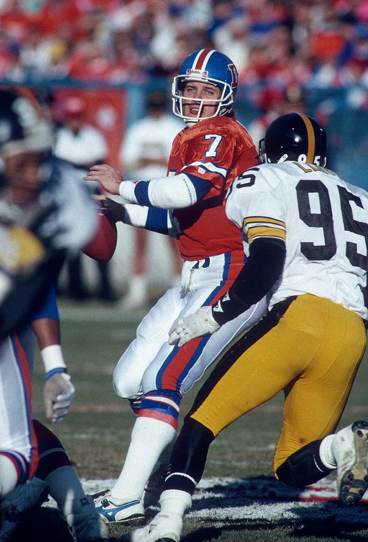 1989 Playoffs Divisionales AFC. Se volvieron a encontrar en Playoffs hasta 1989, cuando ambas escuadras contaban con planteles totalmente diferentes a los de 1977. El único que permanecía en su sitio era el coach de los Steelers Chuck Noll. Sin embargo, Pittsburgh no tenía la fuerza de los setenta. El entrenador Noll vivió por última vez en su carrera un partido de playoffs y fue derrota 24 – 23, otra vez en Mile High Stadium.